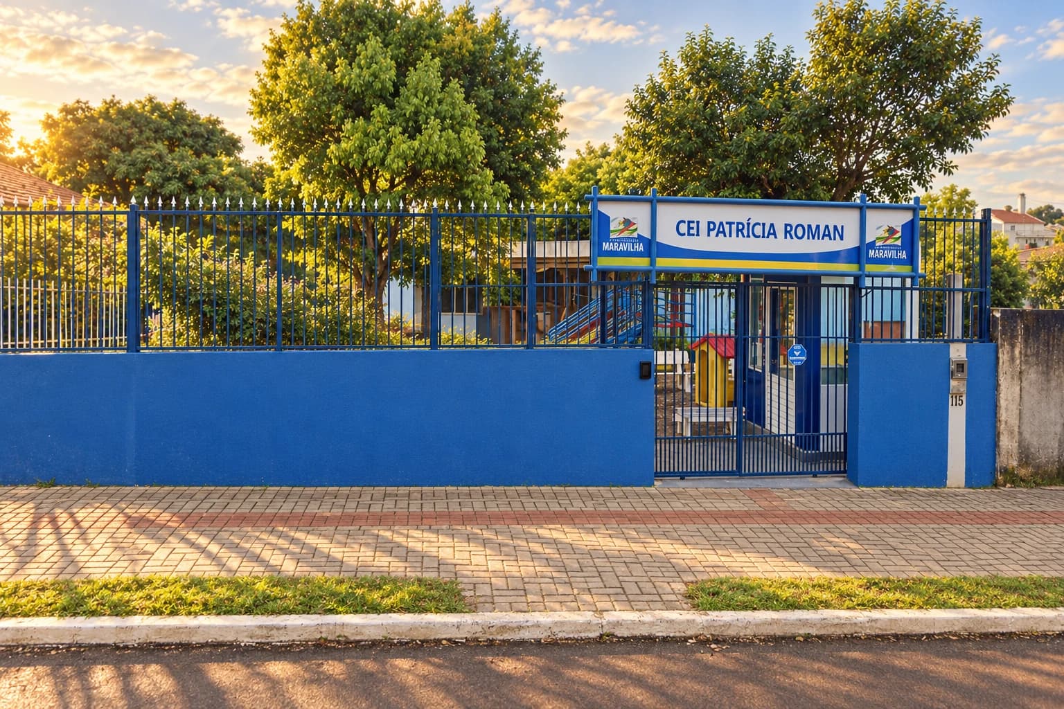 Recriação artística do CEI Patrícia Roman: muro e grades azuis, letreiro sobre a entrada e árvores.