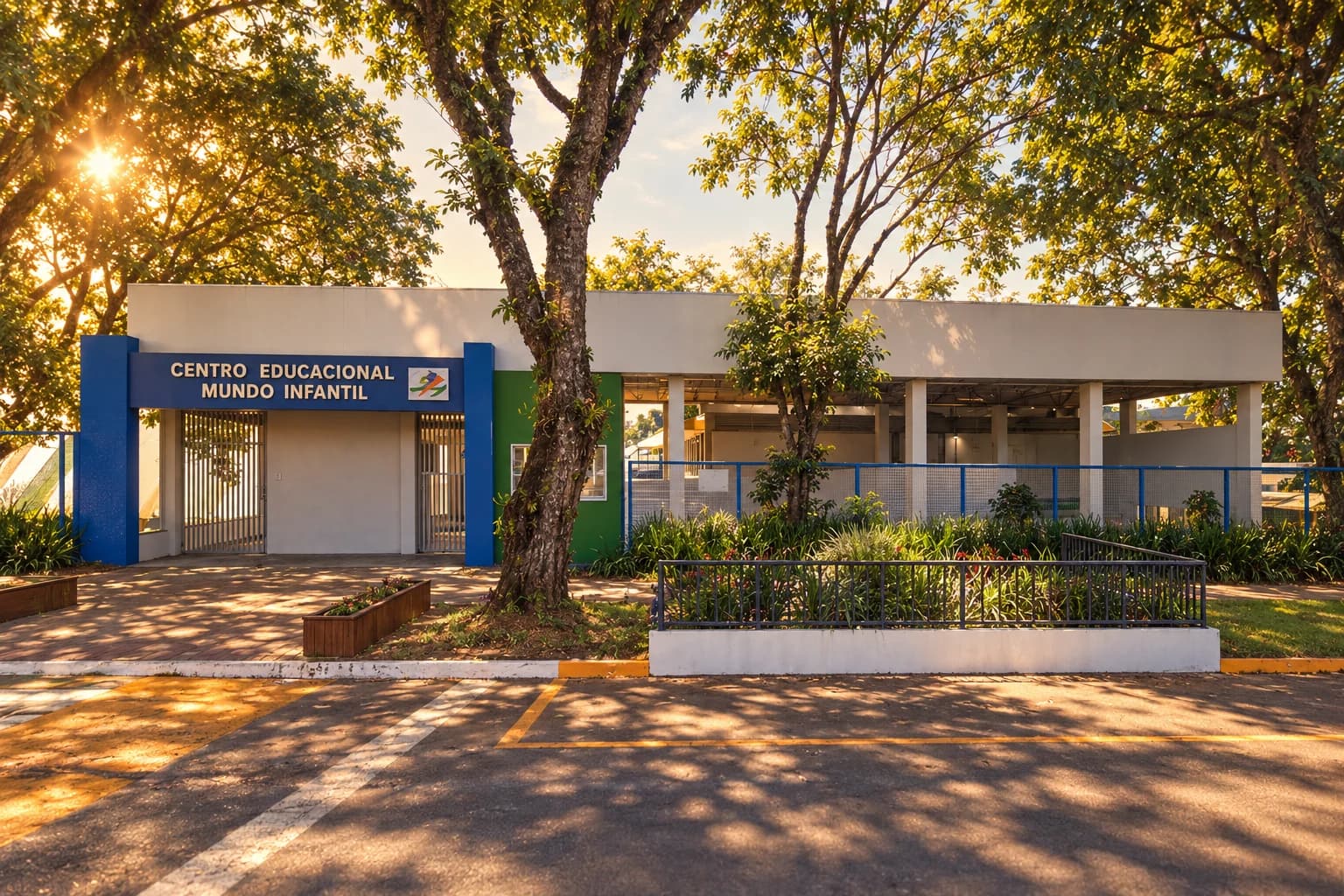 Recriação artística do Centro Educacional Mundo Infantil: entrada azul, letreiro e jardim sob as árvores.